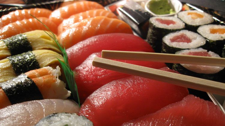 Comment bien organiser votre soirée sushis maison ?